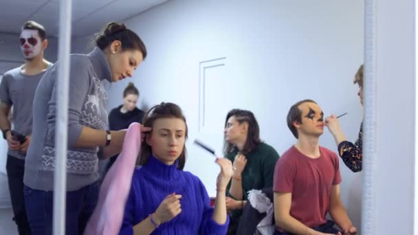 Genç oyuncuları hazırlar tiyatro performans için — Stok video