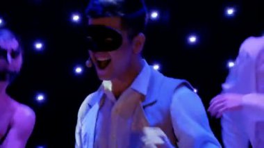 Şarkı ve dans renkli sahne alanı'nda doğal kostüm giyen insanlar vardır