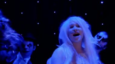 Şarkı ve renkli ışıklar sahnede dans albino kız