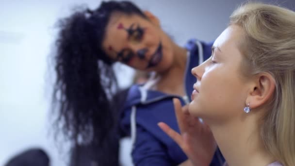 Женщина с жиром делает красивый макияж для своей коллеги — стоковое видео