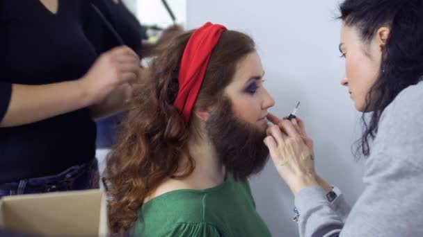 Estilistas varas barba artificial no rosto das meninas, camarim no teatro — Vídeo de Stock