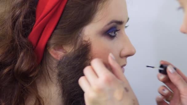 Professionele stylist maakt een schilderachtige karakter voor jonge actrice — Stockvideo