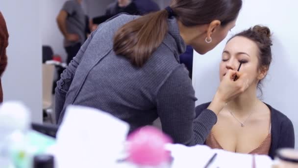 Make-up artist sprawia, że piękny makijaż dla młodej aktorki w teatrze — Wideo stockowe