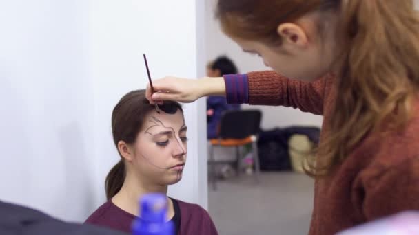 Artista de maquiagem profissional faz graasepaint para jovem atriz em camarim — Vídeo de Stock