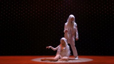 Spot ışığı altında donmuş güzel albino Çift