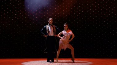 Sahne Alanı'ndaki spot ışığında güzel Çift
