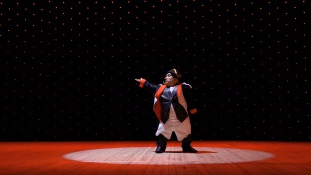 Adult dwarf man in costume in light of spotlight on the stage — Stock Video