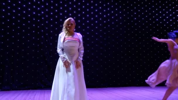 Красивая дама в белом платье поет чувственную песню на сцене — стоковое видео