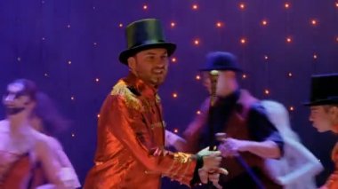 İnsanlar doğal kostümleri dans ve modern tiyatroda şarkı