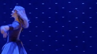 Güzel kadın tiyatro pelerininin yabancılarla şarkı ve dans şarkı