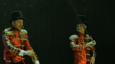 Kuyruk-kat olarak iki yakışıklı erkekler dans ve Sahne Alanı'nda şarkı