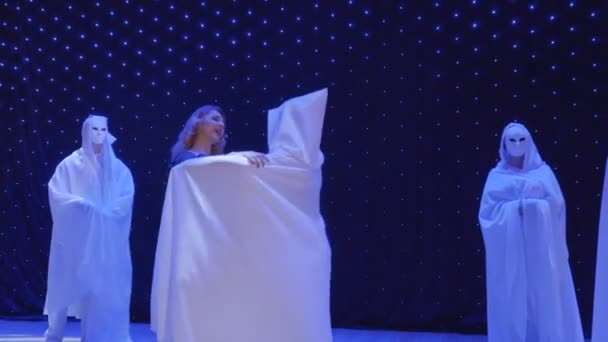 Hermosa cantante baila con extraño en capa en el escenario en el teatro — Vídeo de stock