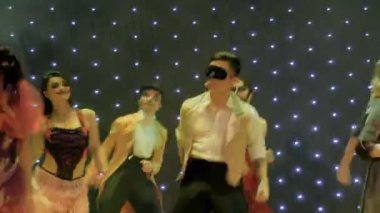 İnsanlar doğal kostümleri dans ve Sahne Alanı'nda modern tiyatroda şarkı