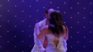 Genç güzel çift şehvetli dans tiyatroda Sahne Alanı'nda dans ediyor