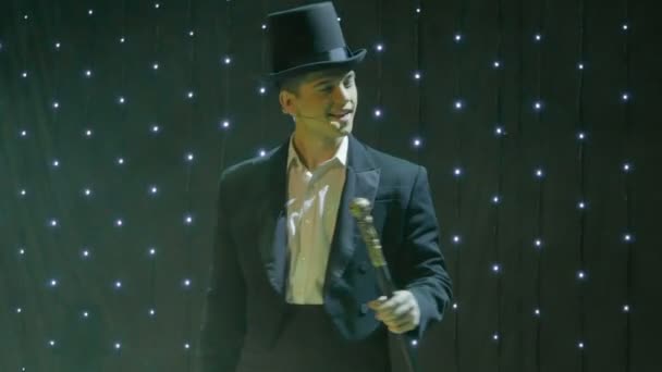Stijlvolle man in staart-jas zingen op het podium in theater — Stockvideo