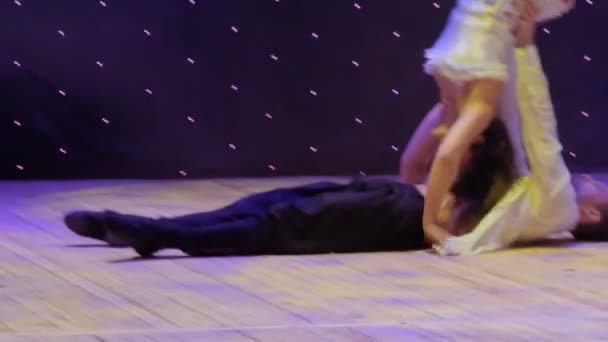 Hermosa pareja están bailando en el escenario en el teatro — Vídeo de stock