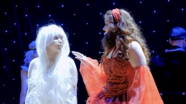 Menina barbuda canta música para menina albina no palco no teatro — Vídeo de Stock