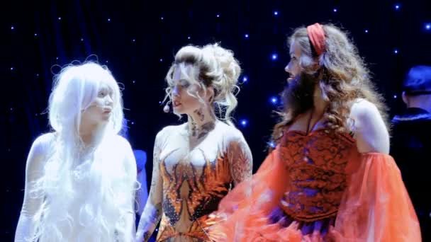 Пожарная поет песню бородатой девушке и альбиносе на сцене театра — стоковое видео