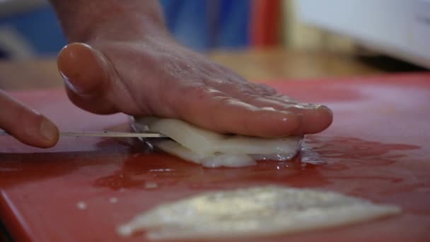 厨师在餐厅厨房切割板上切鱿鱼 — 图库视频影像