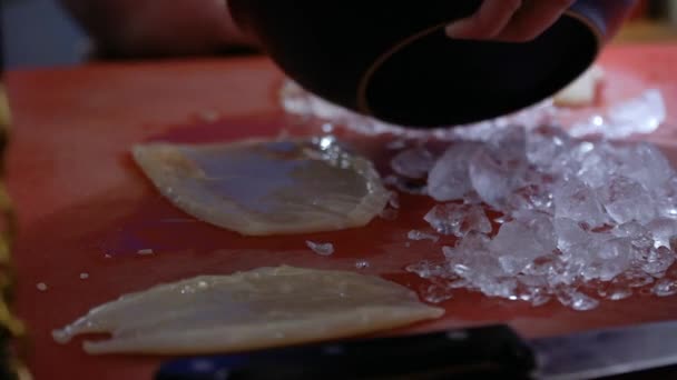 Chef a mis de la glace concassée sur des calmars crus frais — Video