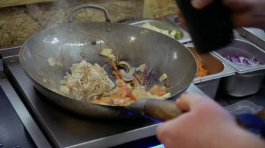 Şef dökülen soya ve teriyaki sosları udon erişte ve tavada kızarmış sebze