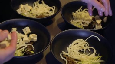 Chef malzemeler için bir kase tofu eklemek