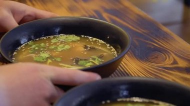 Miso çorbası Kore restoranında tanıtımı