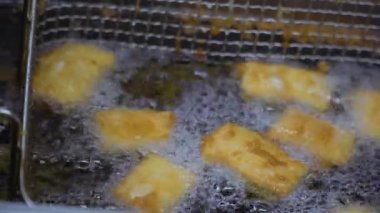 Soya peyniri kızartması sıcak yağda breading küpleri