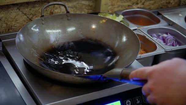 Gotować olej leje na gorącej patelni i dodać tofu do niego — Wideo stockowe