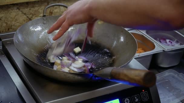 シェフがパンに熱い豆腐に玉ねぎ、にんじん、白菜、赤ピーマンを追加します。 — ストック動画