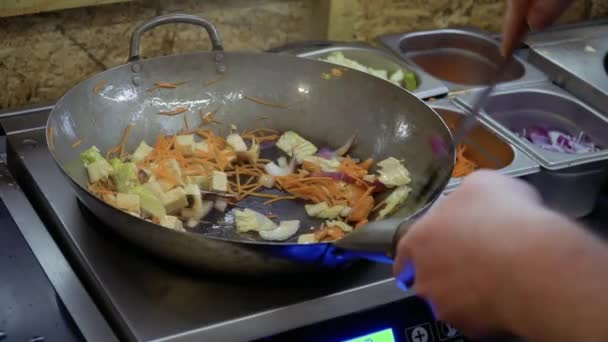 Chef mélange des ingrédients de friture avec spatule en bois — Video