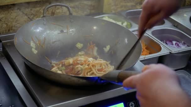 Chef mélange des ingrédients frits pour la soupe miso coréenne dans une poêle chaude — Video