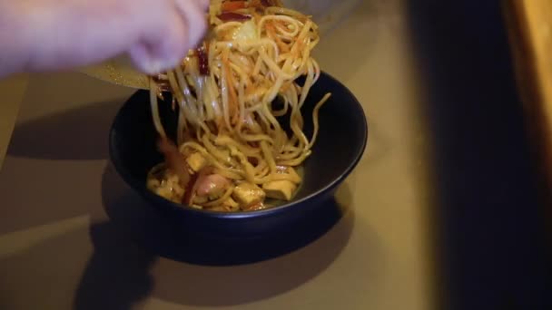 Koch gab gebratene Zutaten für Misosuppe in eine Schüssel — Stockvideo