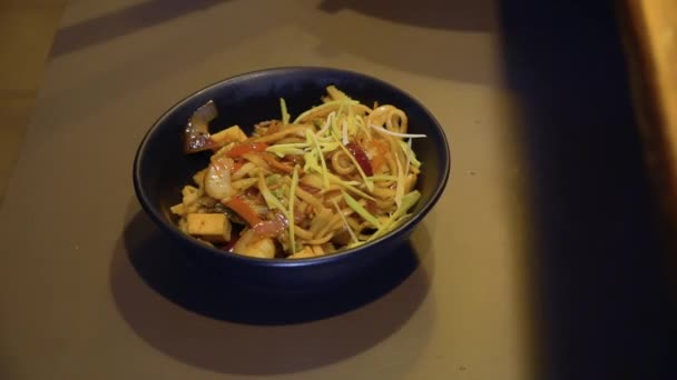 Chef gibt grüne Bohnen und Sesam zu gebratenen Zutaten für Misosuppe in eine Schüssel — Stockvideo