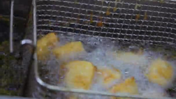 Кубы картофеля фри в горячем масле — стоковое видео