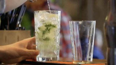 Barmen karışımları kaşıkla kokteyl hazır