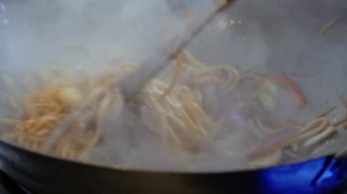 Şef udon erişte ile sıcak bir tavada kızarmış sebze karışımları