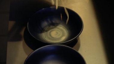 Şef udon noodle bir kase içine koyun.