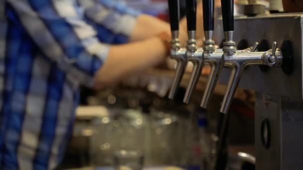 Barman trabalha no bar no café — Vídeo de Stock