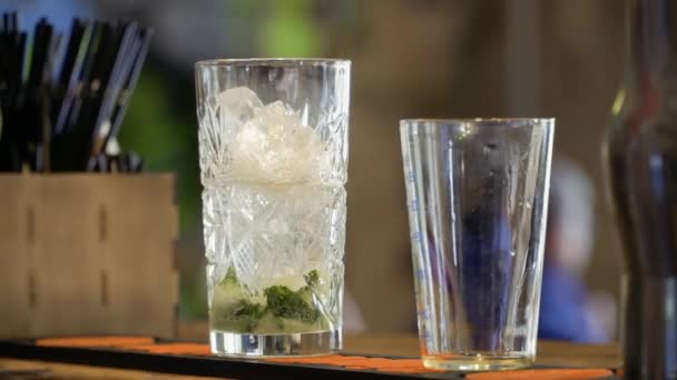Cóctel con agua mineral, trozos de pepino y hielo — Vídeo de stock