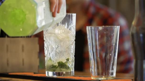 Barman pours aloe vera drink into cocktail — Stock Video