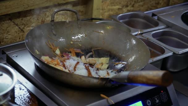 シェフ注ぐ照り焼きと醤油の焼きビーフン — ストック動画