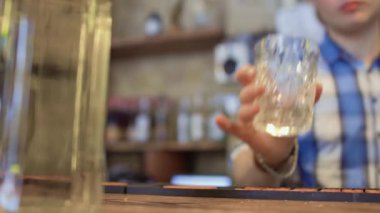 Barmen bir kokteyl cam kadar atar, bar counter giy ve buz, slowmotion ekleyin