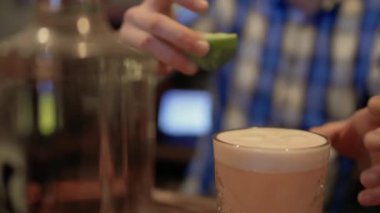 Barmen bir kokteyl cam bir kireç ile Süsle