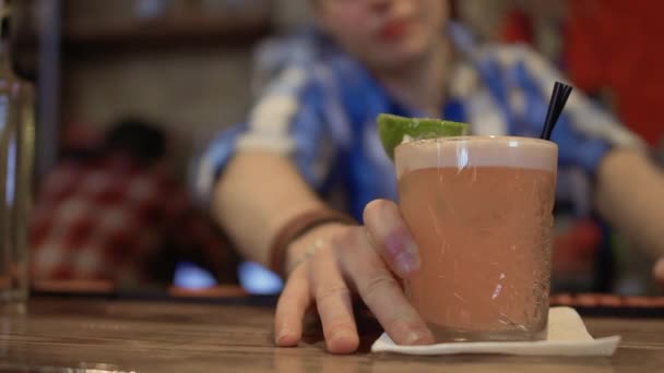 Barman presenta cocktail esotici decorati con una calce — Video Stock