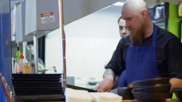 Deux chefs préparent de délicieux plats sur la cuisine du restaurant coréen 