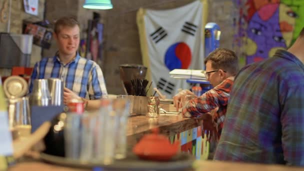 Mensen in het Koreaans restaurant — Stockvideo