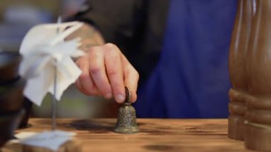 Zili çalmadan aşçı ve garson restoranda çağırır