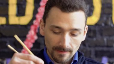 Genç adam meyilli lezzetli kalamar kokusu sahiptir ve bulaşık makinesinde tavsiye