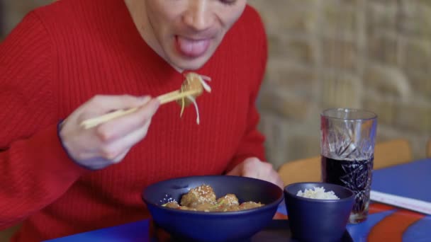Людина їсть смачна курка з кунжутом і п'є кола в корейський ресторан — стокове відео